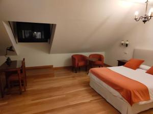 - une chambre avec un lit, une table et des chaises dans l'établissement La Posada de Pradorey, à Ventosilla