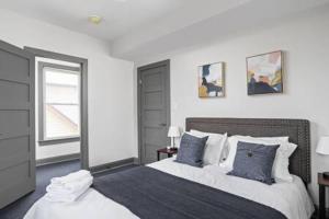 Un pat sau paturi într-o cameră la Modern Architect's Duplex by CozySuites