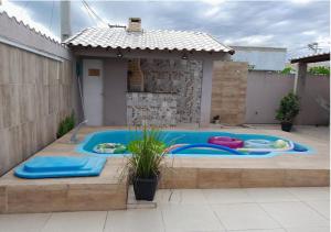 a swimming pool in the backyard of a house at Casa Espetacular Com Piscina in Cabo Frio