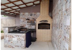 a kitchen with a counter and a brick wall at Casa Espetacular Com Piscina in Cabo Frio