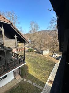 einen Blick auf den Hinterhof eines Hauses mit einem Hof in der Unterkunft Bella Mura Nature Apartment Lipa 97 in Podčetrtek