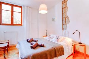 a bedroom with a bed with two teddy bears on it at Cabana & Le Paisible - Proche Lac in La Pirraz