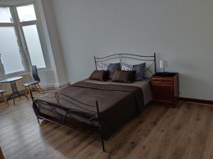 ein Schlafzimmer mit einem Bett, einem Tisch und zwei Fenstern in der Unterkunft Room in BB - undefined in Brüssel