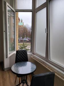 Zimmer mit einem Tisch, einem Stuhl und einem Fenster in der Unterkunft Room in BB - undefined in Brüssel