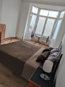 1 dormitorio con 1 cama grande con mesa y sillas en Room in BB - undefined, en Bruselas