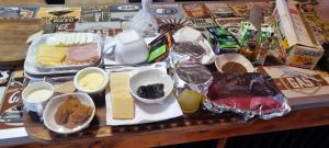 een tafel met verschillende soorten voedsel bij ZOE LODGE in Renaico