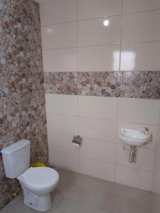ein Badezimmer mit Toilette und Waschbecken in der Unterkunft Pousada Três Marias Cachoeira Paulista in Cachoeira Paulista