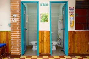 baño con 2 puertas y aseo en Ding-Dong Hostel en Cali