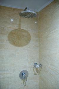 y baño con ducha con cabezal de ducha. en Hotel ByHours Las Américas en Bogotá