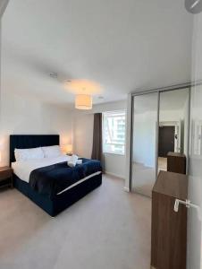 Ένα ή περισσότερα κρεβάτια σε δωμάτιο στο Large Morden 1 Bed Apartment London Catford Lewisham with great transport links