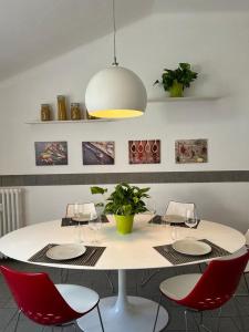 d'une table à manger avec des chaises rouges et un éclairage d'ambiance. dans l'établissement Top floor in the heart of the city, à Trieste