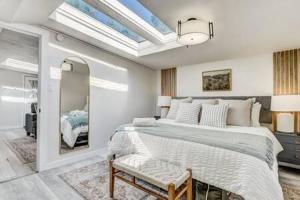 מיטה או מיטות בחדר ב-Sandstone Suite King Kitchen SmartTVs WD & FirePIt