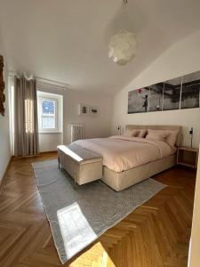 une chambre avec un grand lit et un tapis dans l'établissement Top floor in the heart of the city, à Trieste