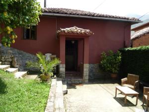 利亞內斯的住宿－Casa Molily，红色的房子,有红色的门和一些植物