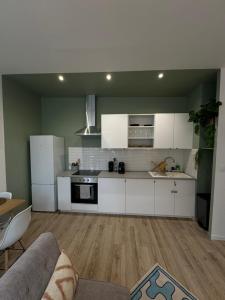Kuchyň nebo kuchyňský kout v ubytování La chambre jaune