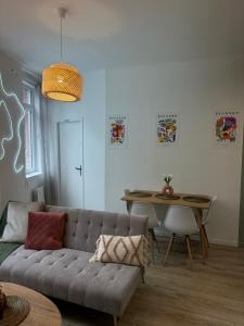 sala de estar con sofá y mesa en La chambre jaune, en Amiens