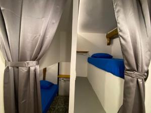 Rúm í herbergi á El Zoo Hostel, Bar & Pool