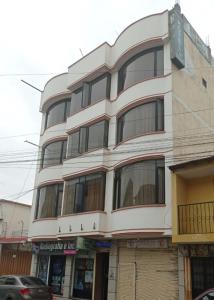 un edificio en la esquina de una calle en Hotel RITZOR, en Latacunga