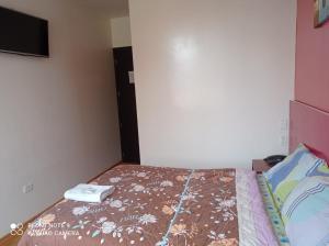Un dormitorio con una cama con una toalla. en Hotel RITZOR, en Latacunga