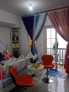 ein Wohnzimmer mit roten Stühlen und einem Tisch in der Unterkunft Spring Tree Place in Baguio City