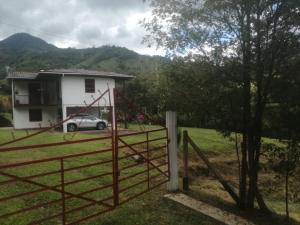 a car parked in front of a house with a fence at Kiota - casa completa - 74 m2 in Jardin