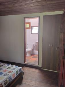 a bathroom with a bed and a toilet in a room at Kiota - casa completa - 74 m2 in Jardin