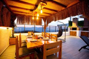 een eetkamer met een tafel op een balkon bij Villa Arsaköy in Bağlıağaç