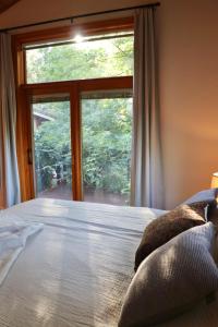 Postel nebo postele na pokoji v ubytování Lux, designer 8-acre retreat with private creek