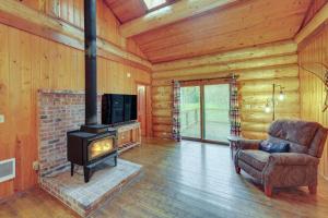 A seating area at Dog-Friendly Arlington Cabin with Private Hot Tub!