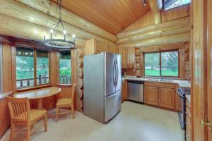 A kitchen or kitchenette at Dog-Friendly Arlington Cabin with Private Hot Tub!