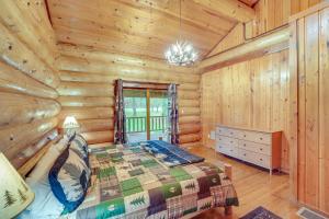 A bed or beds in a room at Dog-Friendly Arlington Cabin with Private Hot Tub!