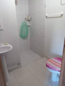 een badkamer met een douche, een toilet en een wastafel bij Sítio do Dindinho - Aiurê in Grão Pará