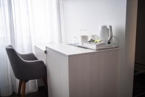 eine weiße Theke mit einem Stuhl und einigen Geräten darauf in der Unterkunft good mood guesthouse in Otepää