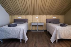 um quarto com duas camas e uma mesa em good mood guesthouse em Otepää