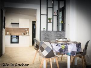 Kuchyň nebo kuchyňský kout v ubytování Gîte Le Rocher