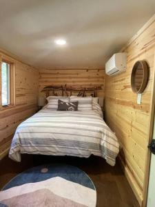 Postel nebo postele na pokoji v ubytování Cozy Cabin Retreat