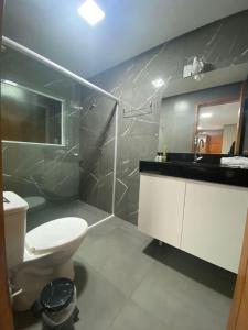 uma casa de banho com um WC, um lavatório e um chuveiro em HOTEL BARLOS ADUANA em Uruguaiana