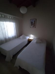 Katil atau katil-katil dalam bilik di La Laguna - Casa familiar a 5 cuadras de la playa.