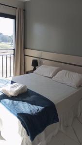 um quarto com uma cama grande e uma janela em HOTEL BARLOS ADUANA em Uruguaiana