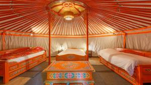 a bedroom with two beds in a yurt at Lieu Dieu, Domaine de Campagne in Beauchamps