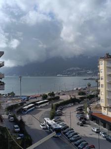 - un parking avec des bus et des voitures garés à côté de l'eau dans l'établissement B&B La Piccola Stella, à Salerne
