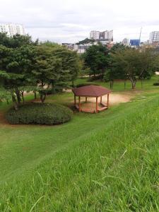 un parque con una mesa de picnic en el césped en Camp Humphreys pyeongtaek's sharing house, en Pyeongtaek