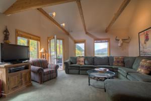 テルライドにあるSpacious Condo in Telluride-Beautiful West Views!のソファとテレビのあるリビングルーム