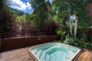 テルライドにあるSpacious Condo in Telluride-Beautiful West Views!の- デッキ(フェンス付)のホットタブ
