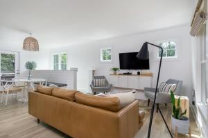 Televiisor ja/või meelelahutuskeskus majutusasutuses Cottontail Cottage Pet-friendly, Fire Pit & 10 Min. to Downtown AVL!