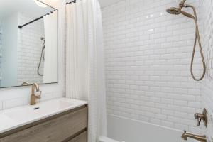 Vannituba majutusasutuses Cottontail Cottage Pet-friendly, Fire Pit & 10 Min. to Downtown AVL! +33 fotot