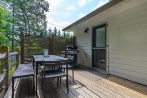 Rõdu või terrass majutusasutuses Cottontail Cottage Pet-friendly, Fire Pit & 10 Min. to Downtown AVL!