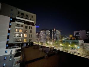 uma cidade à noite com edifícios e luzes de rua em New Level Up Building in Bucharest em Bucareste