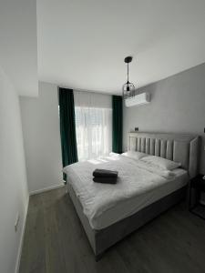 um quarto com uma cama grande e uma janela grande em New Level Up Building in Bucharest em Bucareste