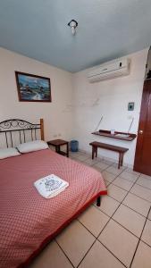 - une chambre avec un lit et une table dans l'établissement HOTEL CARMELITAS 42, à Villahermosa